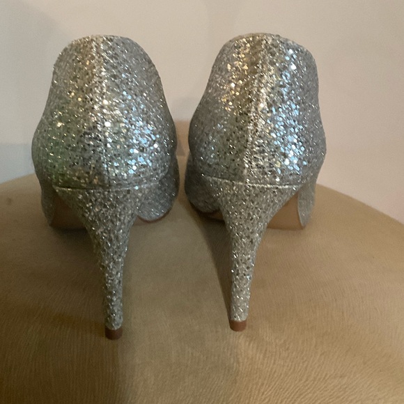 Elegant Silver Glitter Heels with Embellishments - Picture 4 of 6